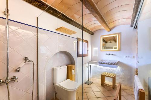 uma casa de banho com um WC e um chuveiro em Can Estela em Sencelles