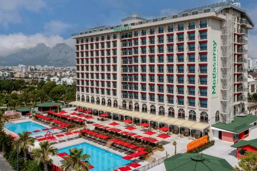 eine Luftansicht eines Hotels mit Pool und Tischen in der Unterkunft Megasaray Westbeach Antalya in Antalya