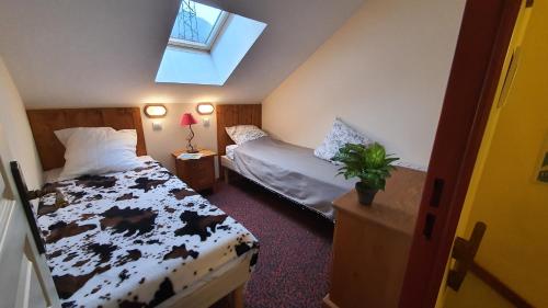 une petite chambre avec un lit et une fenêtre dans l'établissement L'Alpaga, à La Salle Les Alpes