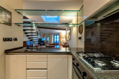 una cocina con estufa y encimera en Dimora Lucrezia, en Savona