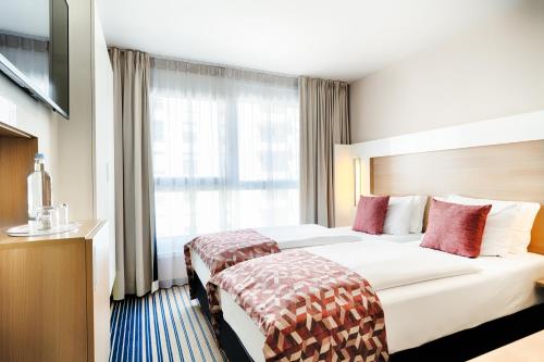 pokój hotelowy z dużym łóżkiem i oknem w obiekcie Best Western Plus Welcome Hotel Frankfurt w Frankfurcie nad Menem