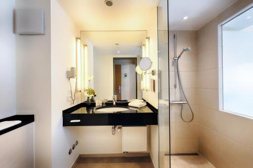 Bilik mandi di Best Western Plus Welcome Hotel Frankfurt