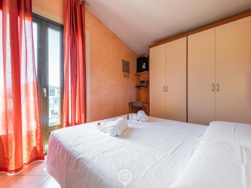 1 dormitorio con 1 cama con 2 toallas en Casa Emanuelle - Near Chia Beach en Chia