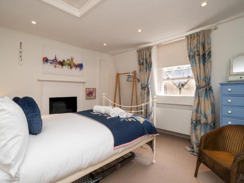 Giường trong phòng chung tại Pass the Keys 2 bed flat in the heart of Bath