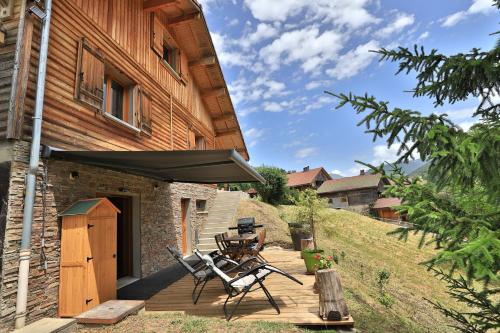 patio con tavolo e sedie su una terrazza in legno di Studio du Coin - Vue montagne, au calme, Terrasse - AravisTour a Les Villards-sur-Thônes