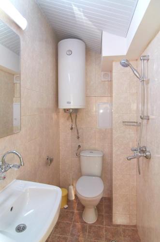un baño con inodoro y lavabo en Batak Studio, en Burgas