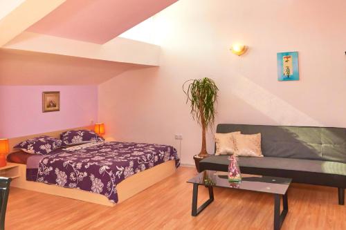 1 dormitorio con 1 cama y 1 sofá en Batak Studio, en Burgas