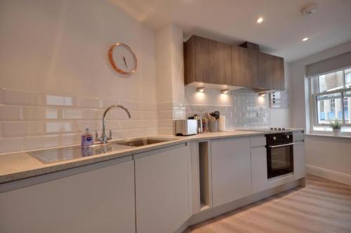 eine Küche mit einer Spüle und einer Arbeitsplatte in der Unterkunft The Square Bournemouth in Bournemouth