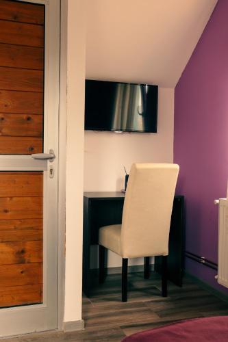 a white chair sitting in front of a desk at Restoran & Motel Manjež in Bijelo Polje