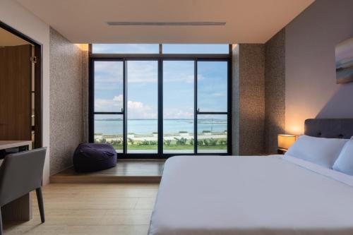 Postel nebo postele na pokoji v ubytování 澎湖拾滬海景會館 Stone Mansion Seaview Hotel