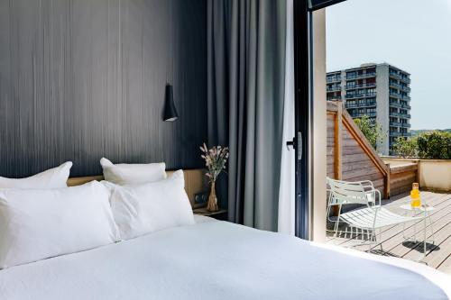 Кровать или кровати в номере Okko Hotels Paris Rueil Malmaison