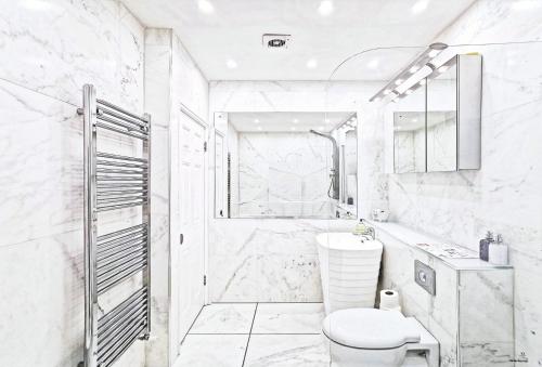 Ett badrum på Eden Luxury Apartments