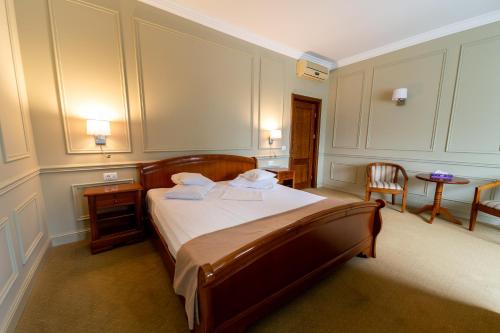 Un pat sau paturi într-o cameră la Hotel AmaDeus