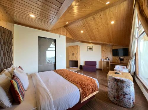 Mundaghat 的住宿－Kufri Pacific Resort，一间卧室配有一张床,并在一间客房内配有电视。
