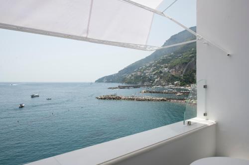 una finestra del bagno con vista sull'oceano di Palazzo Don Salvatore ad Amalfi
