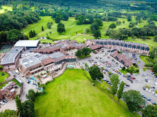 een luchtzicht op een gebouw met een parkeerplaats bij Old Thorns Hotel & Resort in Liphook