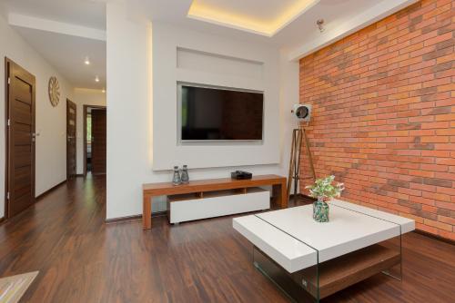 Televízia a/alebo spoločenská miestnosť v ubytovaní Apartment Warsaw Airport Kłobucka by Noclegi Renters