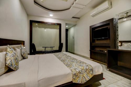 Una cama o camas en una habitación de FabHotel CSFC Near Bhopal Railway Station