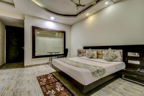 um quarto com uma cama e uma janela grande em FabHotel CSFC Near Bhopal Railway Station em Bhopal