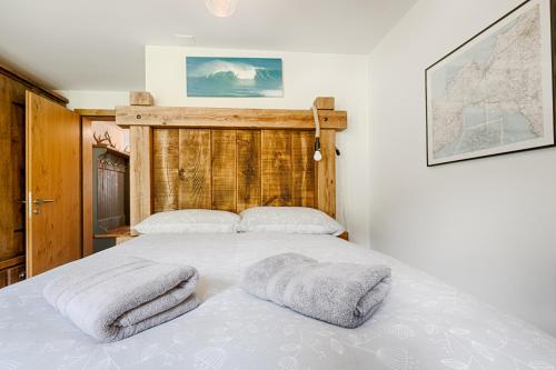 1 dormitorio con 1 cama con 2 almohadas en Matterhorn Panorama Apartment, en Zermatt