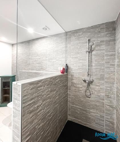 Room Mar wifi free , private bathroom and terrace