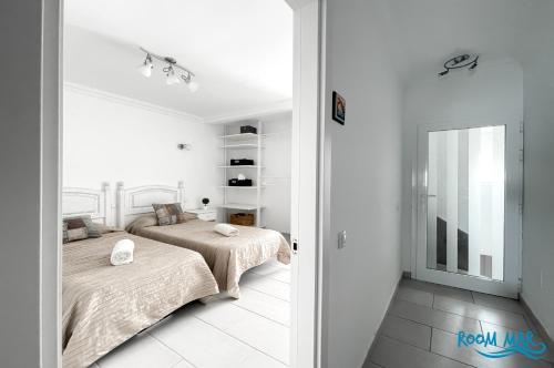 Room Mar wifi free , private bathroom and terrace
