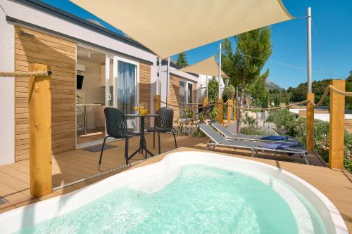 Medora Orbis Mobile Homes & Glampingの敷地内または近くにあるプール