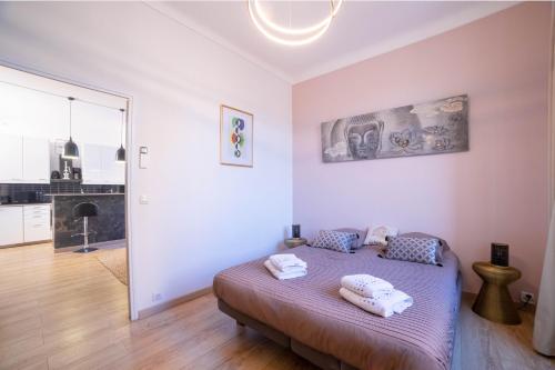 1 dormitorio con 1 cama con 2 almohadas en Smile Apartment en Cannes