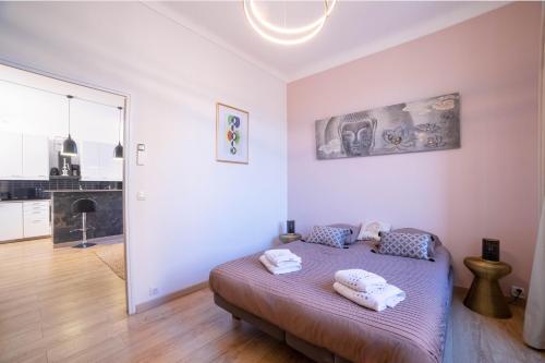 une chambre avec un lit avec deux oreillers dessus dans l'établissement Smile Apartment, à Cannes