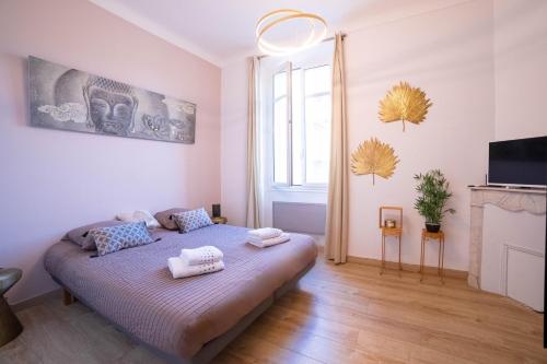 une chambre avec un lit avec des serviettes dessus dans l'établissement Smile Apartment, à Cannes