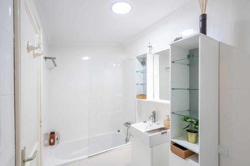 ein weißes Badezimmer mit Dusche und Waschbecken in der Unterkunft Le Family Palms My Home in Playa Honda
