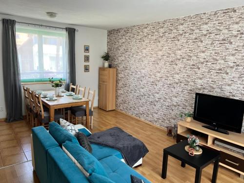 Televízia a/alebo spoločenská miestnosť v ubytovaní Riviera Lipno 502-12