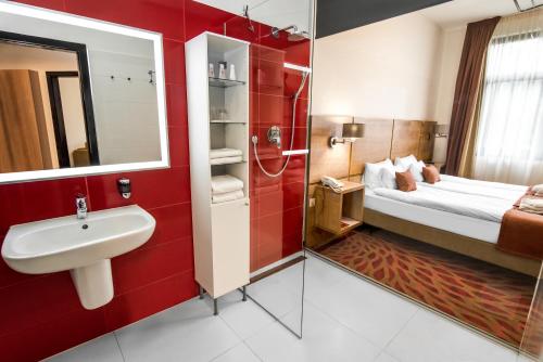 Postel nebo postele na pokoji v ubytování Rubin Wellness & Conference Hotel