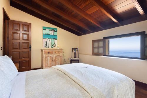 Un dormitorio con una cama grande y una ventana en Casa el Nogal, en La Florida