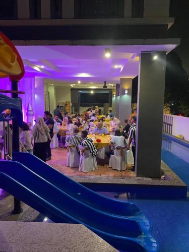 Foto da galeria de Villa near SPICE Arena 3BR 15PAX with KTV Pool Table and Kids Swimming Pool em Bayan Lepas