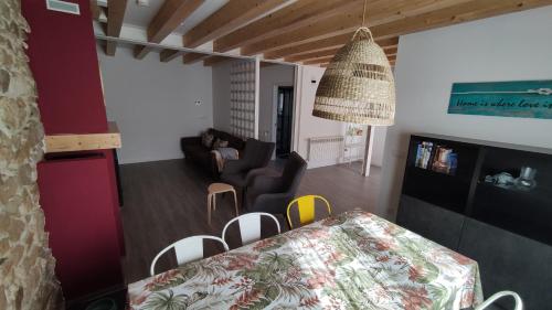 a kitchen and living room with a table and chairs at Casa Valparaíso in San Martín de Laspra