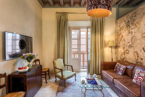 un soggiorno con divano e tavolo di CH Apartments Boutique a Siviglia