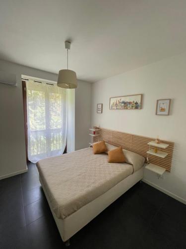ein Schlafzimmer mit einem großen Bett und einem Fenster in der Unterkunft Zanclea in Palermo