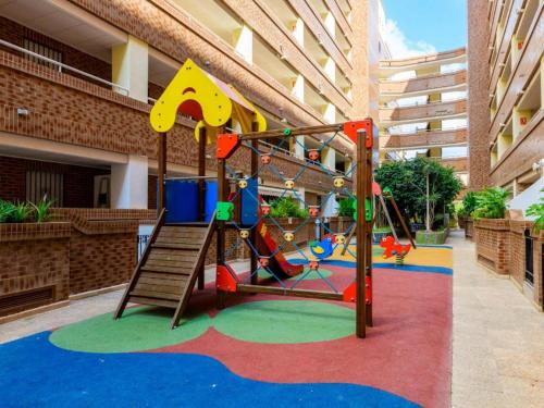 - une aire de jeux dans un bâtiment avec toboggan dans l'établissement COSTA MARFIL II - Marina Dor, à Oropesa del Mar