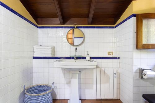 a bathroom with a sink and a mirror at Casa el Nogal in La Orotava