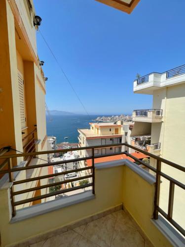 balcón con vistas al océano en Stavri's Apartment, en Sarandë