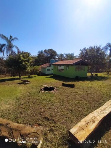 uma casa no meio de um campo de relva em Pousada, Camping e Restaurante Recanto do Surubim em São Roque de Minas