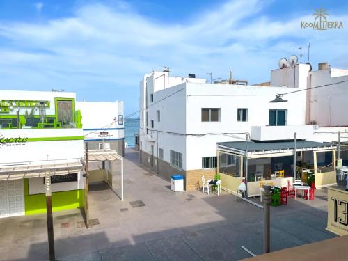 Room Tierra wifi free private bathroom , central town