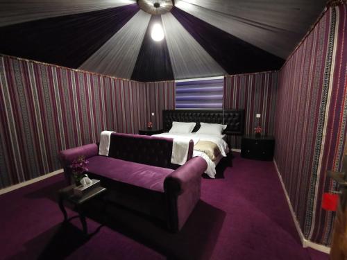 Katil atau katil-katil dalam bilik di Rum titanic camp