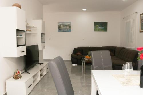 TV a/nebo společenská místnost v ubytování Apartmani Eni