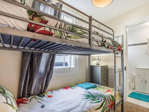 Bunk bed o mga bunk bed sa kuwarto sa Lovely Stunning 2-Bed Cottage in Torquay