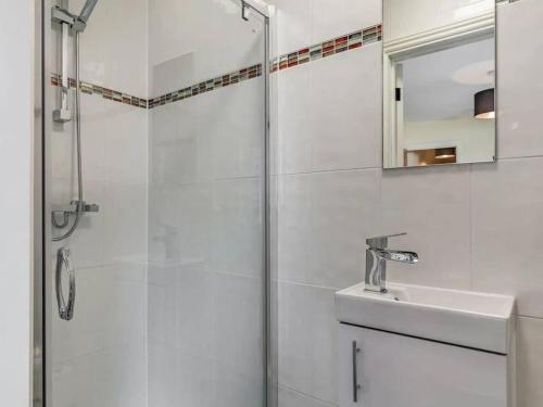 Bathroom sa Lovely Stunning 2-Bed Cottage in Torquay