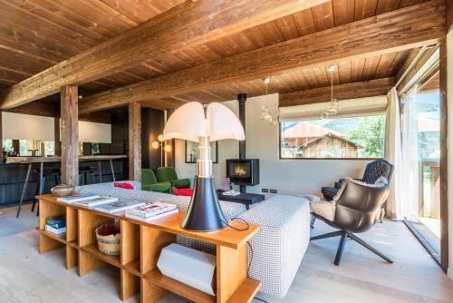 salon ze stołem i krzesłami w obiekcie Chalet Cipolin Morzine - by EMERALD STAY w mieście La Côte dʼArbroz
