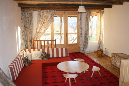 ein Wohnzimmer mit einem Sofa und einem Tisch in der Unterkunft Hangjik (Little Inn) 