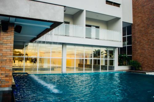 a swimming pool in front of a building at Resort Ecoar in Gaspar
